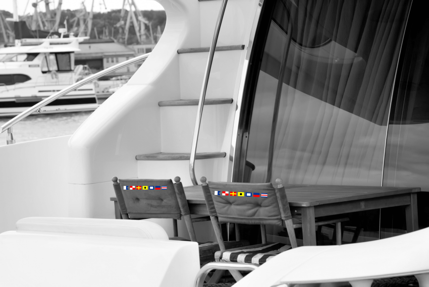 Webetiketten auf Stühlen