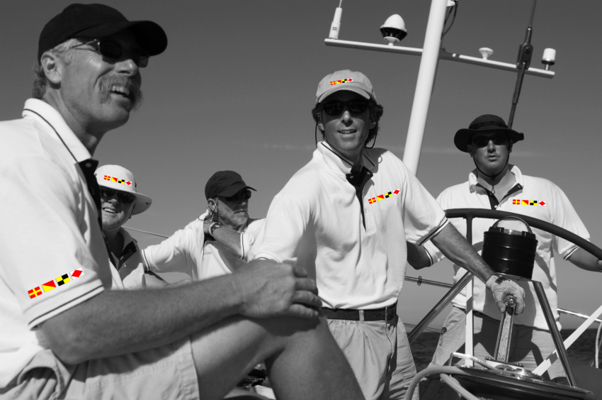 Sticketikett auf Crewbekleidung