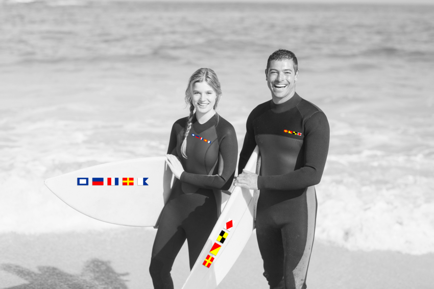 Aufkleber auf Surfbrett und Neoprenanzug